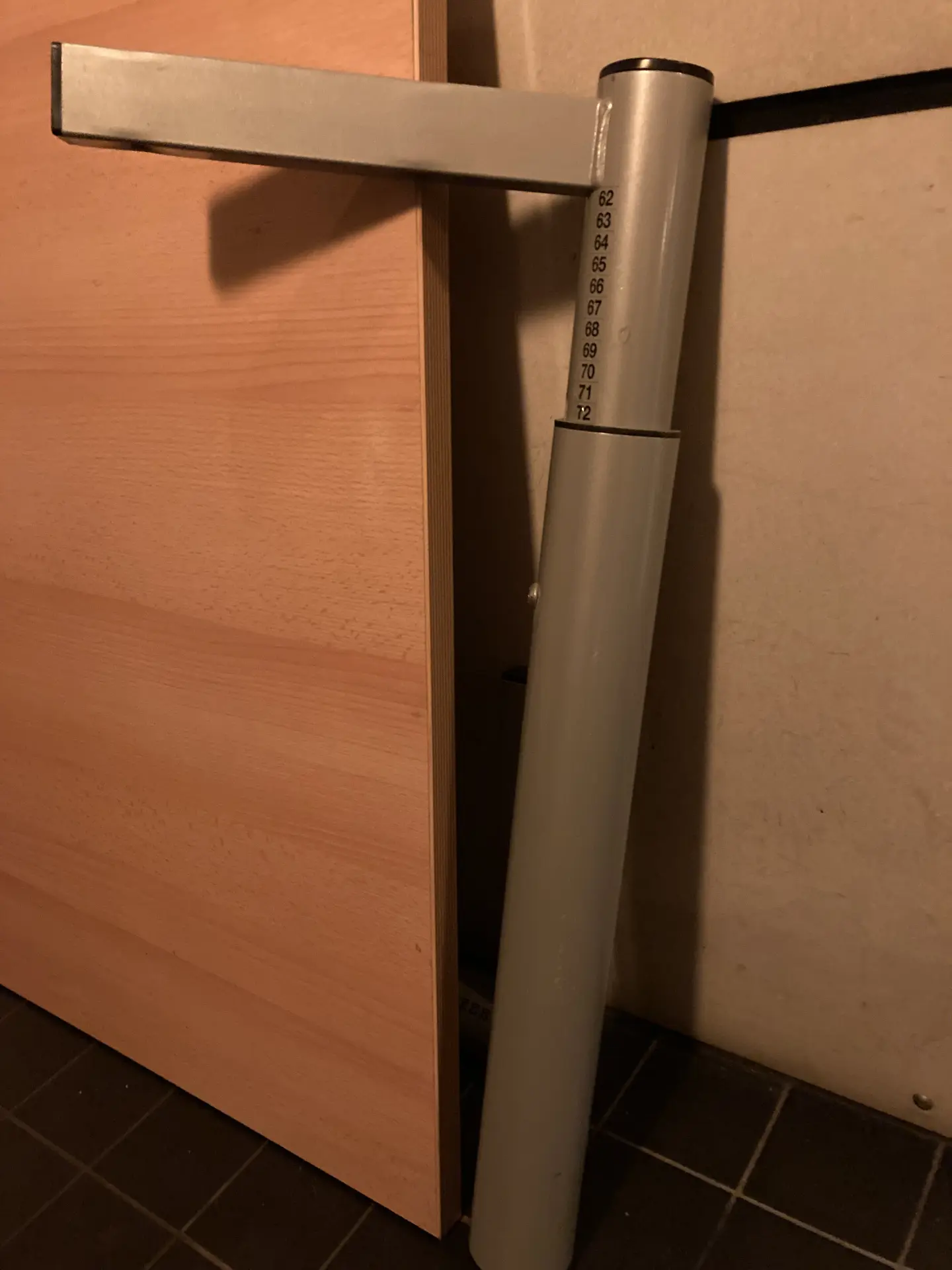 Bureau in goede staat met in hoogte verstelbare poten. - Afbeelding 3