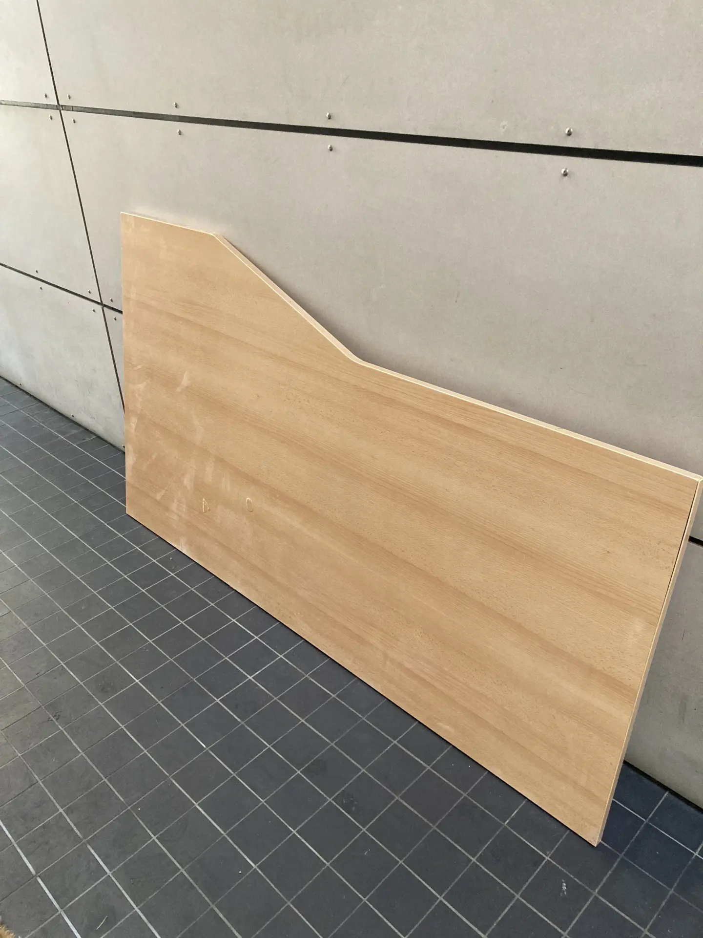 Bureau in goede staat met in hoogte verstelbare poten.