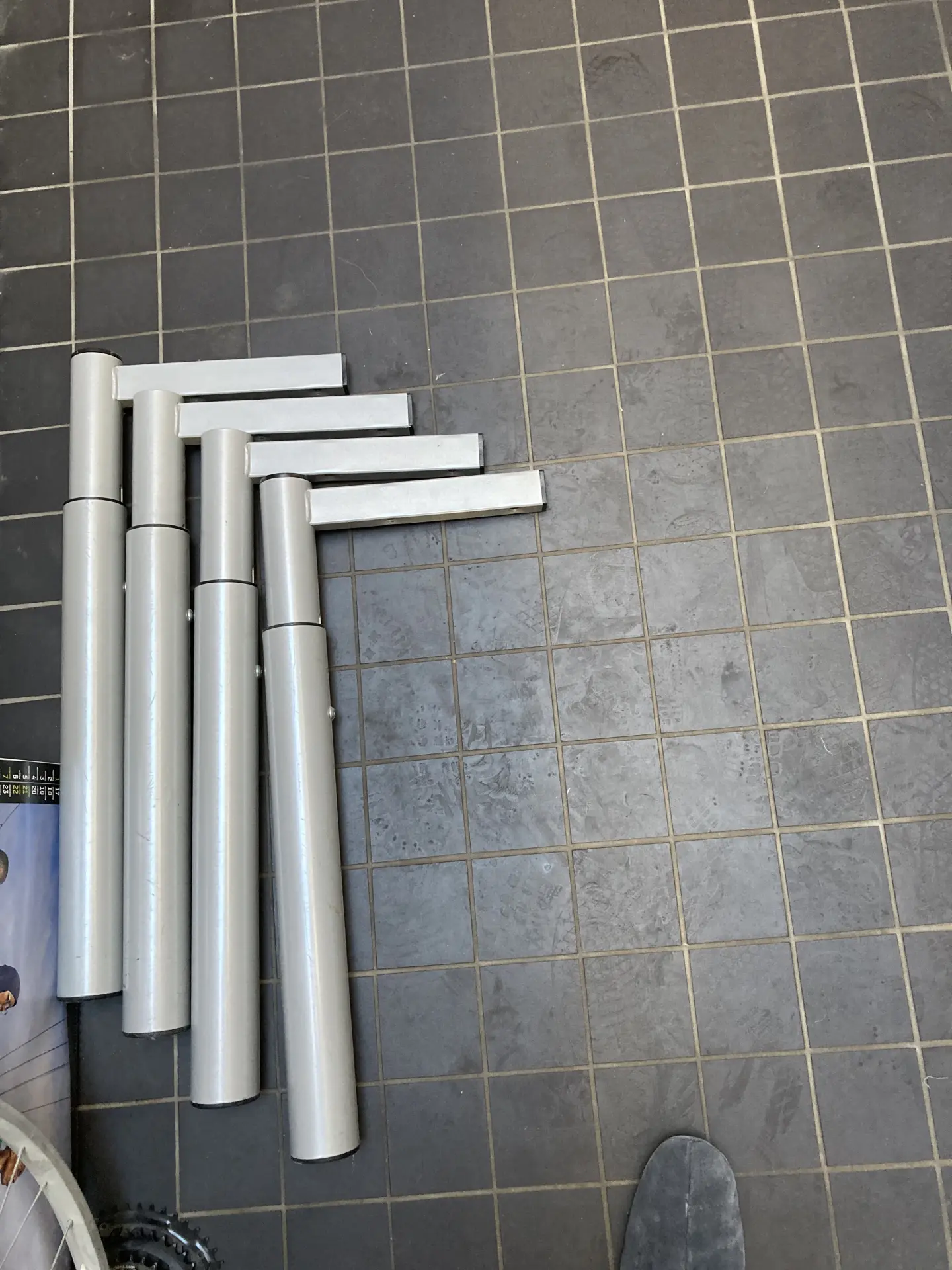 Bureau in goede staat met in hoogte verstelbare poten. - Afbeelding 2