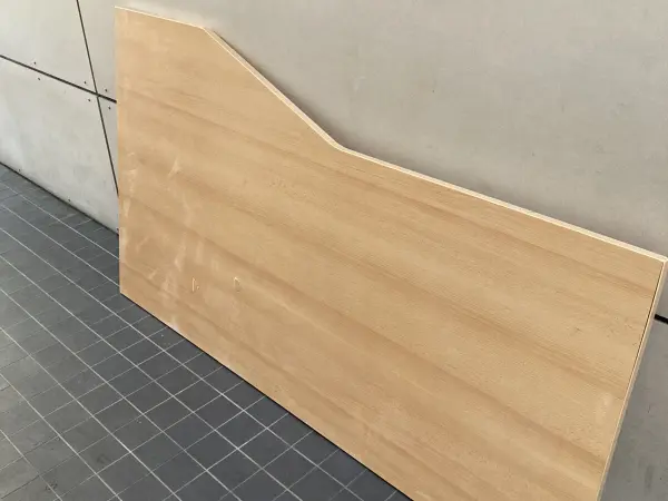 Bureau in goede staat met in hoogte verstelbare poten.