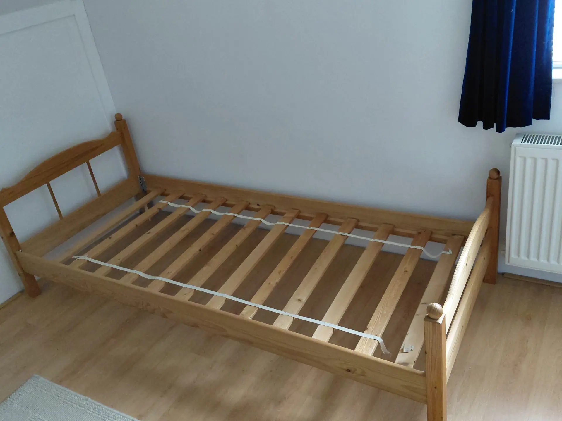 2 eenpersoons grenen houten bedden. - Afbeelding 1