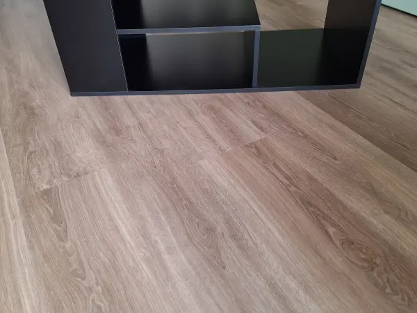 2 2 persoons banken, hocker bruin, tafel, dienblad zwart