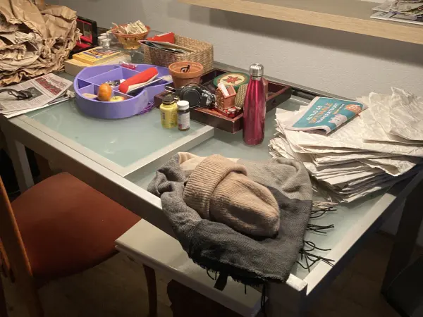 Glazen derdehands tafel