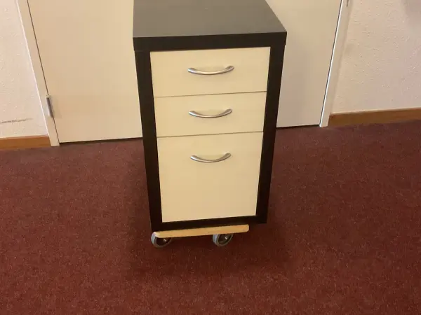 Laag kantoorkastje met 3 laden