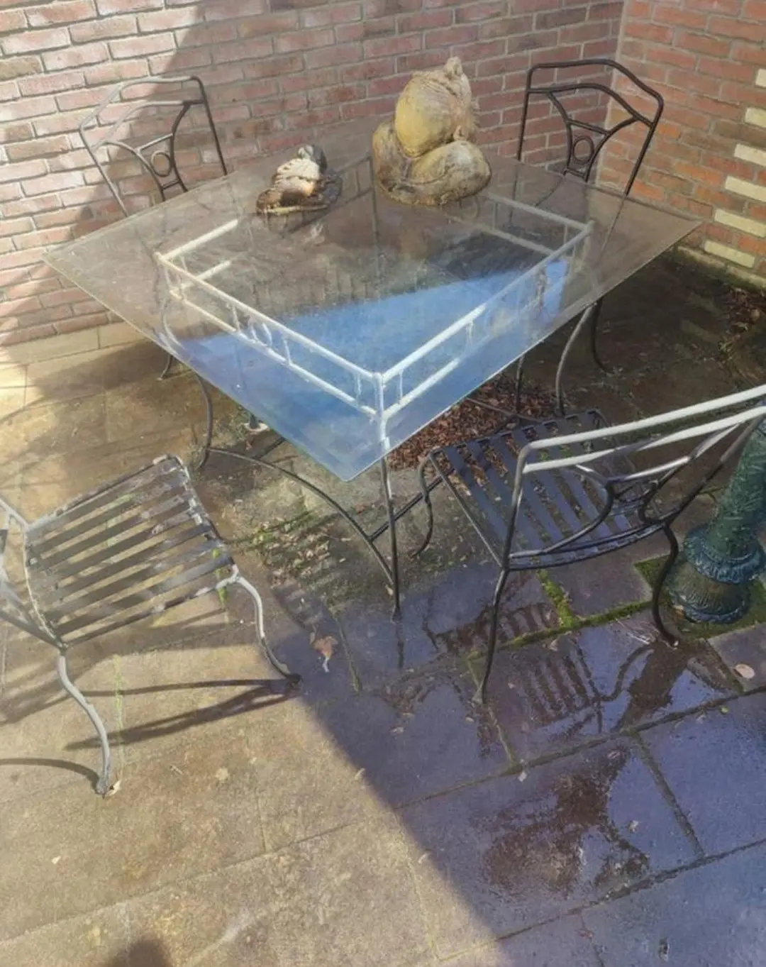 Gietijzeren glazen tafel met 4 stoelen - Afbeelding 1