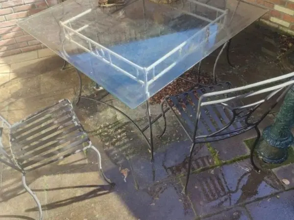 Gietijzeren glazen tafel met 4 stoelen
